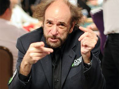 Автор – (Майк Каро) Mike Caro,  В 1988 году мною была написана статья для газеты «Poker Player». В ней были описаны мысли об игре, находясь в позиции малого блайнда. "Майк Каро - Покерные жесты" - самая заметная работа об игре в живой покер, языке тела и жестов.